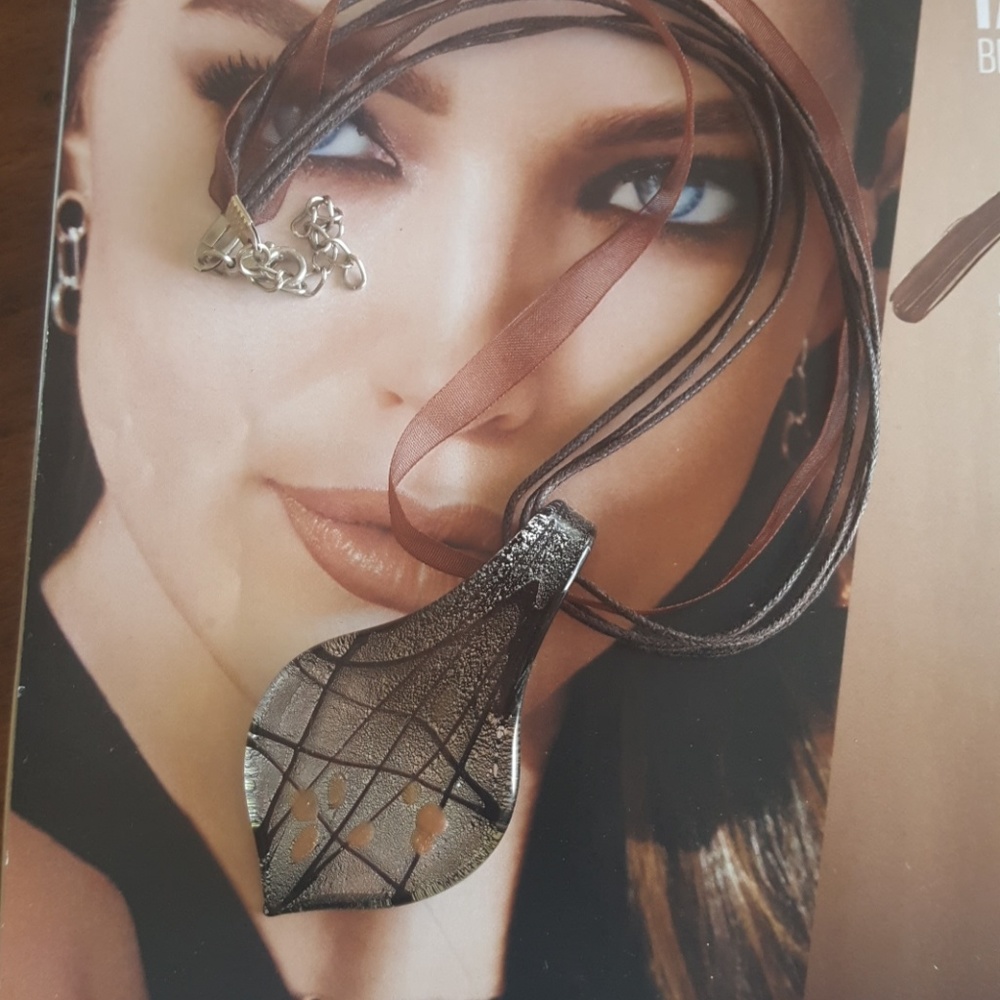 Glass pendant necklace